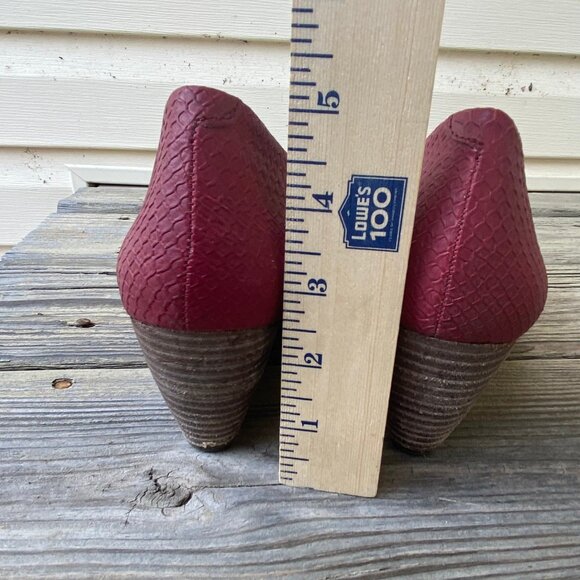 BCBGeneration Red Embossed Manmade Leather Wedges Women Size 9B 39 GUC - Picture 12 of 12